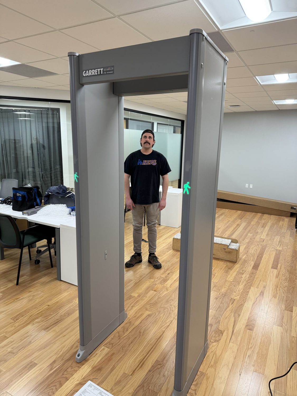 Walk-through detector calibrated on site